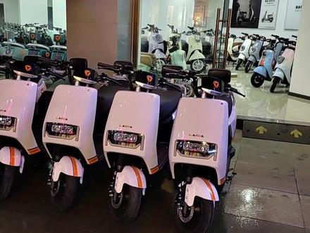 #雅迪电动车 #电动车颜值天花板 #优惠活动火爆进行中 #好车不贵经济实惠 #电动车以旧换新 雅迪新款莱达2023精英版,72V、1200瓦、2799元。欢迎大家前来汉城国际商业街雅迪电动车专卖店薅羊毛!!!