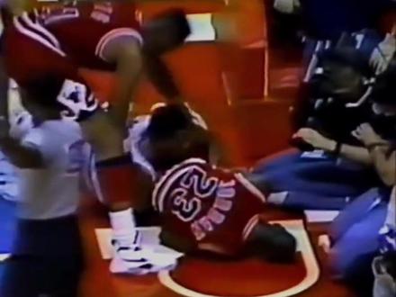 当年活塞是怎么防守乔丹的?下手是真狠啊!#nba #乔丹 #篮球🏀