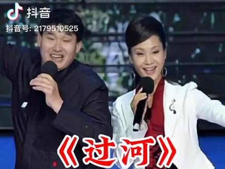 于文华,1966年3月9日出生于河北省唐山市,毕业于中国音乐学院,中国女高音歌唱家、国家一级演员。
于文华出生于河北唐山玉田县农村,家中兄妹6个,她是家中最小的孩子,小时候家中比较贫困。 从小在姨妈-评剧大师韩少云身边长大,相对有些戏曲功底。
1982年考入河北省艺术学校(今河北艺术职业学院)学习评剧。
1985年,考入中国音乐学院民族歌剧系学习。
1988年,于文华进入中央歌舞团(现中国歌舞团)。
1990年,参加“90年北京亚运会”开幕式,并独唱歌曲《仙鹤》。
1993年2月,参加北京电视台正月十五元宵晚会,并演唱歌曲《纤夫的爱》。3月,歌曲《纤夫的爱》《北京的小吃》获得北京电视台93年“十佳金曲奖”。
1994年,特招入伍进入中国人民解放军北京军区政治部战友文工团担任独唱演员。
1995年,参加央视春节联欢晚会,演唱歌曲《天不下雨天不刮风天上有太阳》。
1996年,出演首部电视剧《一亩三分地》。
1998年,发行专辑《芝麻开花节节高》,该歌曲获得中央电视台“97-98MTV中国音乐电视大赛”银奖。
2002年9月,发行个人唱片《秋天的诺言》,因题材为主旋律歌曲备受关注。
2004年1月,推出亲情唱片《不要惦记家》。
2008年,推出《大爱无言》《与爱同行》等公益歌曲。
2010年,开始致力于《国学唱歌集》的创作,推广中国传统文化。制作演唱《国学唱歌集——中国节日之记忆》和《国学唱歌集——诗经篇》系列作品,已完成100余首。
2024年2月24日,参加《2024安徽卫视元宵喜乐会》,与陈若玫演唱歌曲《花好月圆》。
婚姻经历:
1995年与作曲家李凡结婚,后因对方出轨离婚,一度陷入抑郁。2002年与钢琴家李年再婚,现居河北农村,生活简朴,常通过直播分享田园日常。