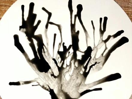 没有笔也能画画,吸管能吹梅花。#画画 #亲子