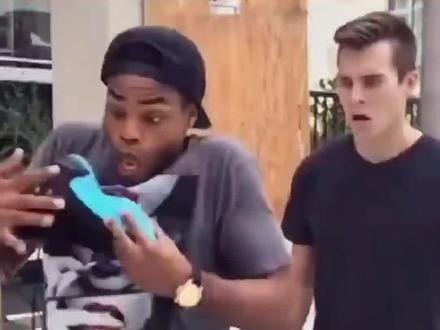 #每天一笑烦恼忘掉 #段子 #搞笑老外 #爆笑 你永远不知道老黑有多爱Aj