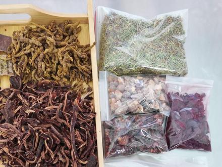 很久没熬老黑膏了,今天熬一锅 熬好的老黑膏标准就是:“捏之不粘而有力,色黑润和而有光泽 。”#膏药 #老黑膏 #传统手艺 #中药炮制 #教学