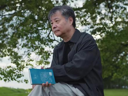 余华老师拍了一支短片——《什么是草台班子?》。它给每一个在台下瑟瑟发抖的我们,递上了一张入场券。你准备好了么?别准备了!
#余华 #什么是草台班子 #草台就是最好的班子