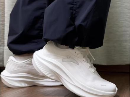 难怪这双安踏能卖一千多 适合学生穿的跑鞋
这双安踏叶子7.0上脚的脚感轻盈又软弹,而且颜值也在线,日常上学通勤穿都很合适,也很百搭。
尺码不偏,按正常码选就可以#安踏叶子7 #安踏 #跑鞋 #好鞋推荐 #跑鞋测评