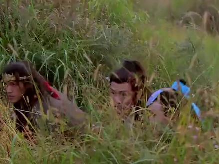 张青中埋伏惨遭杀害,武松峭壁抱住孙二娘躲过一劫