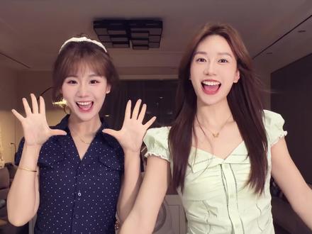 诡秘 这个简单 先跳这个! #把我交给春天 #交出你的春日ootd #粉彩系 #粉彩风住进我的家 #青天大老爷手势舞挑战 分享我俩的春日穿搭!