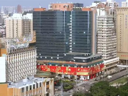 在澳门!和好友在这里实现澳门大赛车观赛自由🔥 想解锁澳门格兰披治大赛车的葡京湾绝佳观赛位?看这里!
来金碧吧,边吃边喝边观赛🏁,室外超长露天长廊现场观看刺激的葡京湾赛事,室内还有超大 LED 屏幕实时直播赛车盛况,让你不错过每一个漂移瞬间!
.
🏁第72届澳门格兰披治大赛车
⏰赛程时间:2025年11月13日-11月16日
.
👉金碧吧
📍地址:澳门友谊大马路197-223号金碧汇彩3楼
.
🎫早鸟购票好价
11月7日前购票可享88折优惠
✅练习日票价:100 mop
✅比赛日票价:880 mop
*以上门票包含指定饮品一杯,以上价格为折后优惠
.
🚇交通指南
🚖出租车(的士)路线:在关闸搭乘出租车(的士),抵达金碧汇彩,然后电梯直上3楼金碧吧,验票入场
🚌公交(巴士)路线:在关闸搭乘10路公交(巴士)至“葡京酒店”站,步行5min抵达金碧汇彩,然后电梯直上3楼金碧吧,验票入场
🚍免费穿梭巴士路线:在关闸搭乘免费穿梭巴士至“葡京酒店”或者“新葡京酒店”,步行5min抵达金碧汇彩,然后电梯直上3楼金碧吧,验票入场
#澳门 #澳门格兰披治大赛车 #澳门旅游 #赛车 #速度与激情