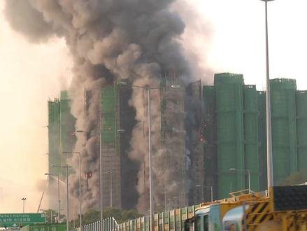 香港宏福苑大火之痛,别让逝者为偏见买单!