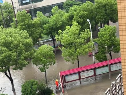 荆州这场大暴雨城区全部都淹了;水也停了电梯也坏了?