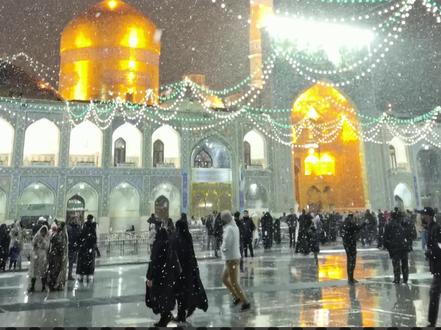 金碧辉煌的伊玛目礼萨神殿遇上纷飞大雪