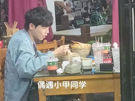 曼哈顿广场宛禾米线偶遇小甲同学,这是真吃啊#曼哈顿广场宛禾米线