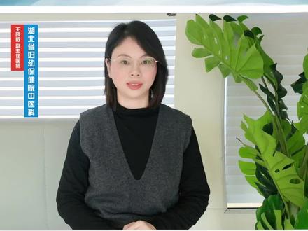 小儿过敏性鼻炎会导致黑眼圈吗? #医疗健康创作训练营#抖出健康知识宝藏 #健康科普破圈计划小儿过敏性鼻炎会导致黑眼圈吗?
孩子有过敏性鼻炎的同时伴有黑眼圈,被称为 “过敏性黑眼圈”。它并不是孩子没睡好,而是鼻炎在面部的直接“信号”。鼻子和眼睛不仅是“邻居”,在内部结构上更是通过丰富的血管和淋巴管紧密相连。当过敏性鼻炎发作时,鼻腔黏膜会充血、肿胀,会压迫血管,导致眼周的静脉血回流不畅,淤积在眼睛下方,显现为黑眼圈。鼻炎和过敏性结膜炎常同时存在,孩子会因眼睛痒而揉眼睛,这种机械性的摩擦动作,会进一步刺激眼周皮肤,导致色素沉淀,让黑眼圈更明显。如果你发现孩子有持续不退的黑眼圈,同时经常揉鼻子、清鼻涕、鼻塞、打喷嚏,应高度怀疑过敏性鼻炎。#湖北省妇幼保健院街道口 #中医儿科