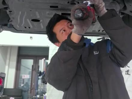 你们要的更换颗粒捕捉器全过程及细节!
注意事项:第一,拆卸护板的时候,螺丝一定保存好,第二,头段与中段相连是两颗螺丝,中段与尾段是一颗螺丝,第三,排气和进气压力采集装置拆卸时要慢点,尤其是连接位置,第四,原车刚到更换点,这个GPF温度会很高,一定避免烫伤,第五原车GPF一定留好了,因为六年以后检车可能会用到!
#汽车人共创计划 #汽车保养与维修 #锐界l #百亿流量扶持 #dou是好车