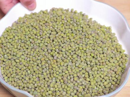 把绿豆倒入滚烫的油锅中,瞬间变美食,这种做法第一次见,解馋