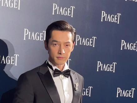 #胡歌 39岁胡歌黑色经典西装搭配白衬衫蝴蝶结造型 这状态如何