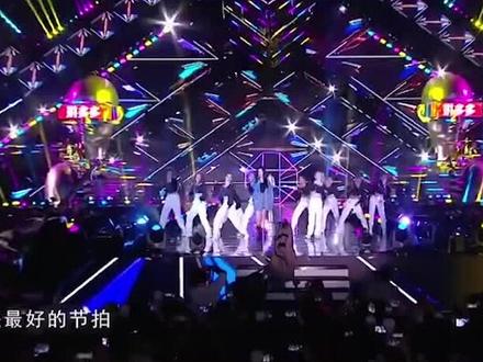 #杨幂 #腾格尔 合唱《野狼disco》,这个舞台超酷了!#我在抖音看综艺 #追花两万里