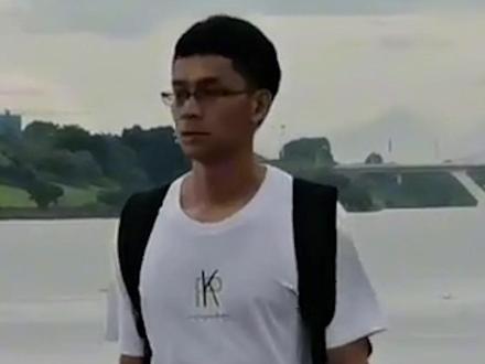 35岁清华毕业生复习100天考626 唐尚珺:瘦死骆驼比马大 #唐尚珺回应李龙复习100天考626分 【7月10日,“35岁再考清华”当事人李龙公布今年的高考成绩:626分。李龙表示,这是一个“非常差劲的成绩”。
有网友在唐尚珺社交账号下评论,称“李龙复习100天考了626”,似在感叹努力型和天赋型的差距。对此,唐尚珺回应道:“瘦死骆驼比马大。”据悉,唐尚珺今年同样35岁,刚刚完成了他的第16次高考,考了600多分,具体分数还未透露。】