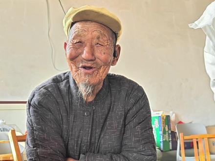 战友情深,蹇爷爷将自己最好的东西送给战友 #记录真实生活#乡村生活 #抗美援朝 #老兵#蹇爷爷