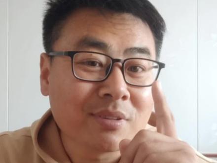 张雪的师父牙哥对成就现在的张雪的作用是巨大的,他让张雪在很短时间内看到他热爱的赛车梦的上限,并迅速转向到他天赋所在的改车和造车领域。#张雪 #张雪机车