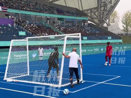 #杭州亚残运会 你知道盲人足球是如何罚点球的吗?球员需要通过声音来判断球门方向。#两个亚运同样精彩