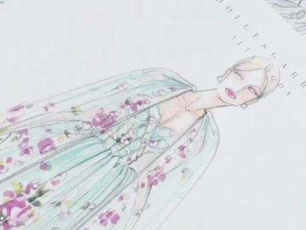 凯蒂·斯宾塞夫人是戴安娜王妃的侄女,2022年,30岁的斯宾塞夫人在罗马结婚,新郎是62岁的南非商人。
很多人以为她会像戴安娜王妃,或是她母亲一样佩戴斯宾塞冠冕,但她没有佩戴任何冠冕。
斯宾塞夫人是意大利奢侈品巨头杜嘉班纳的全球形象大使,这个品牌为她设计了好几件礼服。
在婚礼前一天,斯宾塞夫人选择了一件淡蓝色薄纱礼服,搭配薄纱披肩,上面都绣着粉色的花朵。
婚礼仪式上,她穿了一件维多利亚风格的高领长袖礼服,采用花卉蕾丝设计,配有紧身胸衣式中腰,延伸至长裙、长袖和夸张的泡泡肩,她还搭配了白色尖头高跟鞋和长蕾丝边面纱。
仪式结束后,她换上了一件丝绸礼服,饰有水晶,手绘了鲜花的图案。在庆功宴的跳舞环节, 新娘穿上了一件镶满闪亮的银色和金色串珠的迷你裙。
婚礼结束后,派对仍在继续,斯宾塞夫人穿了一件饰有亮片、丝带和小花刺绣的丝绸连衣裙。
#婚礼 #婚纱 #公主裙 #杜嘉班纳 #欧洲婚礼