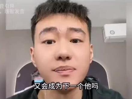 网络红人殷九华从坚信唯物主义,怒砸佛像对菩萨不敬到消失三年,归来后皈依佛门。
