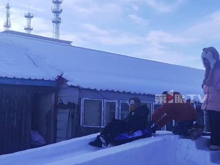 东北姥爷担心外孙冬天在家没得玩,在自家院子里打造10米雪滑梯,邻居小伙伴们都排队来打卡!#大东北的雪 #隔代亲 (来源:@刘铁亮 )