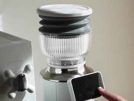 搭建0.5㎡高颜值高性能咖啡角:我信赖柏翠 柏翠真的很听劝,为了让大家有更好的制作咖啡的体验,更好地萃取咖啡,升级了磨豆机!
200克大容量豆仓,30档研磨刻度可调,
电子触摸屏,操作起来更直观更方便,
磨粉时间可以实现0.1秒微调。
还有时间记忆功能,下次使用默认上次的磨粉时间,很人性化。
很好用的一点是卡扣式的手柄支架,轻轻往上一提就拿出来了,还附赠了粉罐可以接粉,这个手柄支架51-58mm通用,可以自由调节高度来适配不同的手柄,搭配直白咖啡机的手柄,严丝合缝。
肉眼可见研磨很通畅,内置等离子发生器,可以消除出粉静电,减少结块,实际上能看见没怎么结块。它的刀盘是不锈钢锥刀刀盘,研磨效率还是很高效的。
搭配有OPV稳压阀的柏翠直白咖啡机(PE3888),3秒升压,压力维持在9bar,轻松实现金杯萃取,直白咖啡机双加热系统,打奶泡跟萃取同时进行,毕竟丰厚的油脂和细腻的奶泡是一杯拉花咖啡的基础。
新款磨豆机PE3766与直白咖啡机颜色是一致的,搭配起来非常的漂亮,天生一对!#咖啡机家用 #磨豆机 #柏翠咖啡机 #柏翠直白咖啡机 #曲多主任