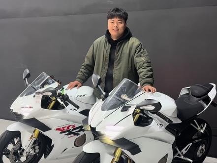 #张雪机车 #张雪500 #张雪500rr 25年11月上牌一手户 实表2600公里 单摇臂高配
25年6月上牌一手户 实表6000公里 单摇臂高配
两台车全部保着原版原漆 实表 无事故#临沂二手摩托车 #仿赛