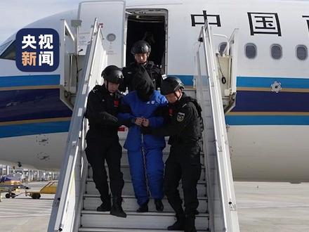公安部:重大跨境赌诈犯罪集团头目陈志,被从柬埔寨押解回国。(总台央视记者 陈昱)