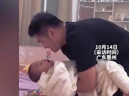 盘点宝宝对爸妈的态度差别,分别看向父母的眼神,真的太真实了 #宝宝对待爸妈的区别 #亲子时光 #人类幼崽