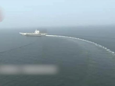 爱的魔力转圈圈…山东舰在大海上画出美丽圆形航迹,被圈粉了吗?点赞!