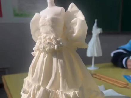 各位宝子们,时隔一个多月,教程也算是给你们补上啦(˵¯͒〰¯͒˵)#手工diy #纸巾婚纱制作教程 #纸巾婚纱