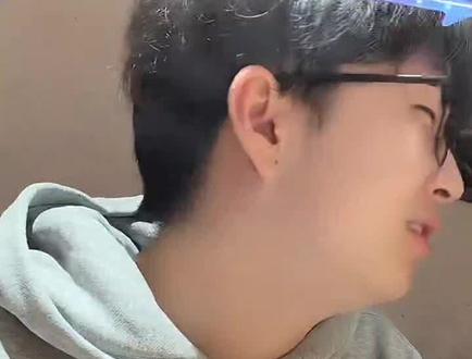 号外号外!这是僵尸教授的深夜吃播,后续有彩蛋! 都知道教授他是男的,到后面就是直接非常之抽象了。#僵尸教授整活二创 #吃播 #我是多米 #解说大大 #蛋仔吃播 @僵尸教授-👾(嘎达嘎达主理人)