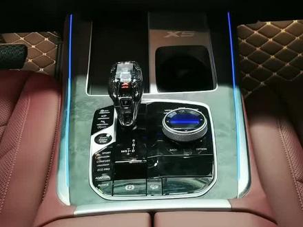 新款宝马X5后排靠背怎么拆,其实很简单,就两个卡子,不过需要特别注意的是拔氛围灯插头不能把导光条给搞断了!#汽车改装升级 #座椅加热