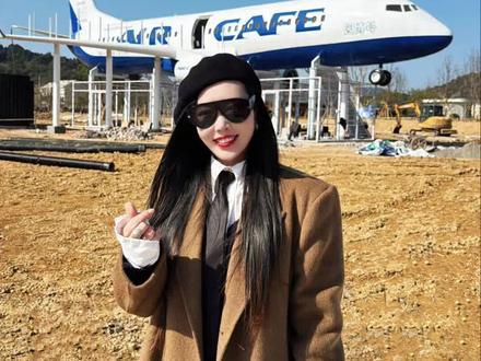 温州人已经开始玩飞机里开咖啡厅了!? 抢先剧透!温州这座藏在园博园边上的森系亲子乐园——园博·瓯江植然营,竟把飞机、沙滩和120亩草坪搬进了营地!还没开业,已经预感会火!#园博园 #温州园博园 #园博园瓯江植然营#研学 #亲子乐园 @温州文旅 @温州瓯海发布