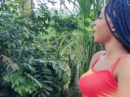 非洲女孩用洗衣粉洗头,这样洗头有点暴力,你能接受么 #非洲生活 #非洲见闻 #非洲女孩