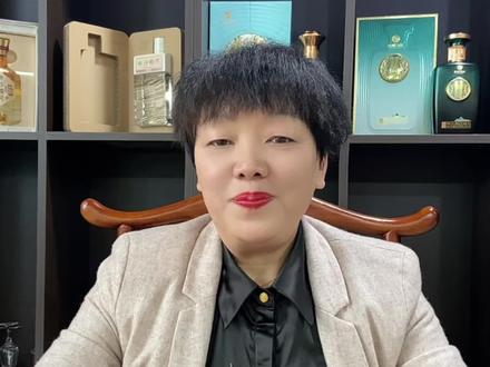 蒋焰′7岁,身兼五职,手握万亿,去年还在台上讲员工忠诚度,今年就“进去”了。
茅台“铁娘子”的跌落,是经不住诱惑,还是诱惑太多?
#茅台蒋焰 #贵州茅台 #财务总监被查 #国企高管 #商业人物 @抖音创作者中心