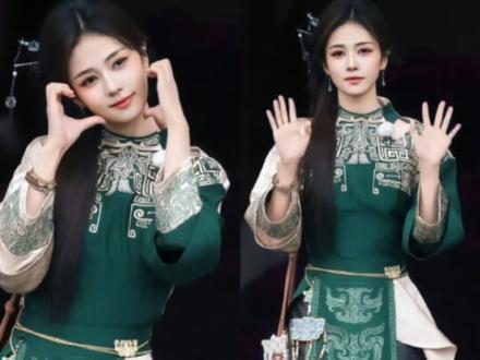 白鹿上车前突然跳了段舞#白鹿民族服饰 #白鹿 #跳舞