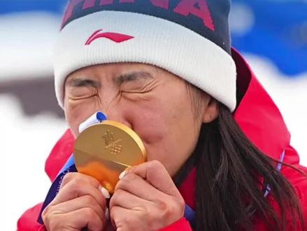 从 “我是第一吗” 到 “我还是第一”,徐梦桃五战冬奥卫冕封神!#徐梦桃夺冠后最喜欢的事 #徐梦桃说奥运冠军也是普通人 #冬奥冠军徐梦桃是汽车国补代言人