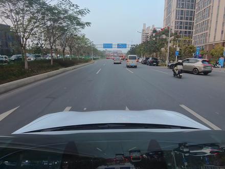 全网最全“特斯拉FSD对比华为ADS”,中美智驾有多大差距 这是你目前能看到的,全网关于特斯拉FSD和华为ADS,在国内对比对全,场景最丰富,时常最长的一个视频,有惊喜,有意外,有违规,全片是我们拍摄了十多个小时,几百G素材,精剪而成。花重金租3000块了一台Model 3,和我自己的问界M9,智驾对比。
所以,刷到这个视频的请一定要给我们点赞,非常感谢,没时间看的可以先点个收藏,昨晚剪片到两点多,终于肝出来了。
目前网上刷到的小视频,或者直播片段都是很短的,没有系统全面的对比。看完这个视频你应该能了解特斯拉FSD在国内是个什么水平!
PS:2倍数观看效果最佳!#特斯拉FSD #华为ADS #智能驾驶 #领航计划 #FSD #2025懂车帝抖音汽车达人嘉年华 #2025智博之旅