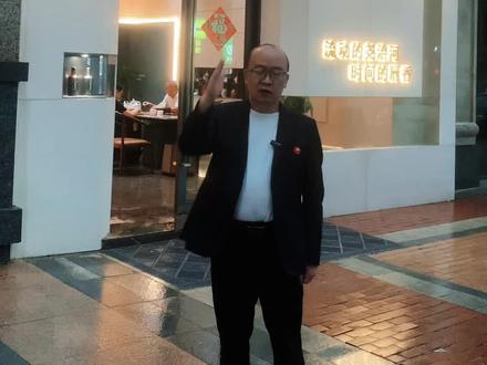 尧治河酱酒体验馆:佳酿品鉴共话品牌传奇
近日,尧治河酱酒体验馆(武汉)内酒香四溢,一场融合美酒品鉴与文化交流的盛宴在此启幕。众多酒业精英齐聚一堂,共同领略尧治河酱酒的独特魅力,探寻品牌背后的奋斗历程与深厚底蕴。
尧治河村曾是偏远贫困的小山村,在村党委的引领下,村民以艰苦奋斗的精神实现逆袭。作为村办企业的标杆,尧治河酒业发展迅猛,如今年销售额已达2 - 3亿元,成为乡村振兴的典范。从贫瘠土地到产业兴旺,尧治河村的蝶变见证了“绿水青山就是金山银山”的生动实践,而尧治河酱酒正是其产业发展的璀璨结晶。
活动当天,湖北粤强樽品酒业有限公司总经理桂学著、鹿超酒业公司总经理鹿超、普轩葡萄酒赵华、酒业家营运总监陈云、盛世鎏香名酒文化馆韩芳、唯唯烟酒批发包子姐、矿贸酒业白云边张志刚,以及酒业协会副秘书长肖腊青等行业代表莅临现场。嘉宾们举杯细品,对尧治河酱酒“醇厚绵柔、酱香浓郁、回味悠长”的风味赞不绝口,沉浸式感受其独特的口感层次。
在文化分享环节,尧治河酒业相关负责人深入解读酿造工艺。尧治河酱酒严格遵循传统“12987”古法酿造,历经1年生产周期、2次投粮、9轮蒸煮、8轮发酵、7次取酒,168道精细工序层层把关,将匠心精神融入每一滴佳酿。同时,品牌背后承载的乡村振兴故事与地域文化特色,也让在场嘉宾深刻体会到尧治河酱酒不仅是味觉的享受,更是文化与精神的传承。
此次活动搭建了酒业交流合作的优质平台,进一步提升了尧治河酱酒的品牌影响力。未来,尧治河酒业将继续以品质为根基、以文化为内核,向着更广阔的市场迈进,为乡村振兴与中国白酒产业发展注入新活力。#遇见懂你的好酒 #把酒倒满 #适合聚会的酒