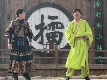 高迪和老嫂子斗舞#高迪 #万岁山武侠城