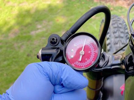 山地车气压避震前叉调节 你知道什么是高低速压缩调节吗?#山地车 #自行车 #气压避震前叉 #速降 #双轮驱动bike