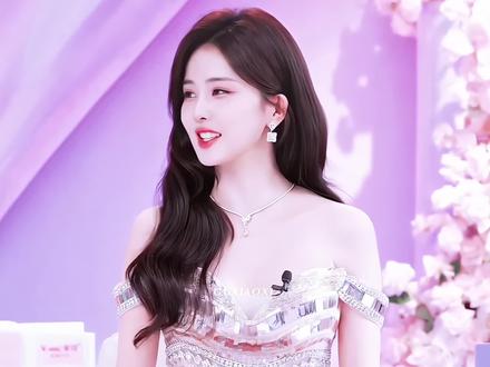 白鹿下半年进组,期待十周年的惊喜呀#白鹿 #王鹤棣背着白鹿跑 #白鹿酷飒皮衣造型 #这个白鹿很爱老己了