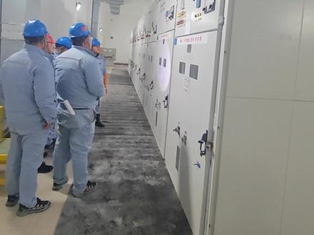 110kV变电站送电,开始操作主变低压侧断路器,准备冲击主变,操作人员很专业👍👍👍#抖音玩法合伙人计划 #施工现场实拍 #大数据推荐给有需要的人 #变电站 #热门话题