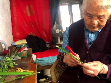 端午节,门上的菖蒲怎么挂,百岁奶奶来教你做“菖蒲宝剑” #传统技艺 #非遗传承 #端午节 #百岁老人 #中草药 #乡村味道 #农村日常