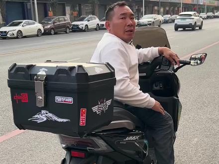 智能摩托车 诺维娜M6 霸气十足 #我要上热门 #诺维娜M6 #摩托车 #创作原视频 #摩托车