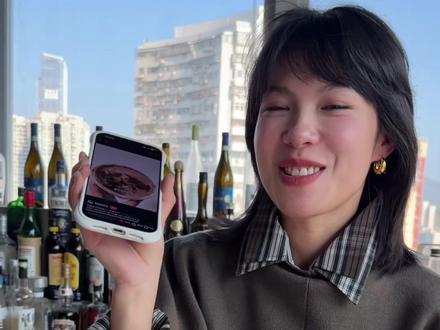 冷冻苦巧酒精版 已吃不欠!! 最近超火的神仙吃法:
“苦巧·咸酪”冷冻🧊起来吃
真的会变成巧克力冰淇淋🍦
我还加了奶酒和威士忌🥃,口感绝了
冷冻后没有任何酒味
可可味很足,像是直接在啃巧克力🍫
再加一点小奶豹🐆口感会更加浓郁丝滑
完全不输甜品店,太会吃了!!
快喊上你的朋友们一起试试!
#漩涡嘴里 #喜茶 #苦巧咸酪 #仙女都在喝什么 #巧克力