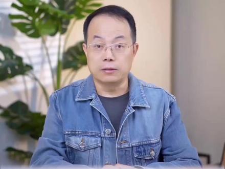 你敢和父母“划清界限”吗?这才是真正长大的开始 真正的成长,始于和父母完成“心理分离”。过度共生,会导致自我分化不足、心理边界模糊。走出原生家庭的隐形控制,建立清晰的个体边界,是人格独立的关键。这不仅是与父母和解,更是重塑健康关系模式、摆脱情感羁绊的起点。你也有过类似的困扰吗?#原生家庭 #自我分化 #人格独立 #心理学 #情感